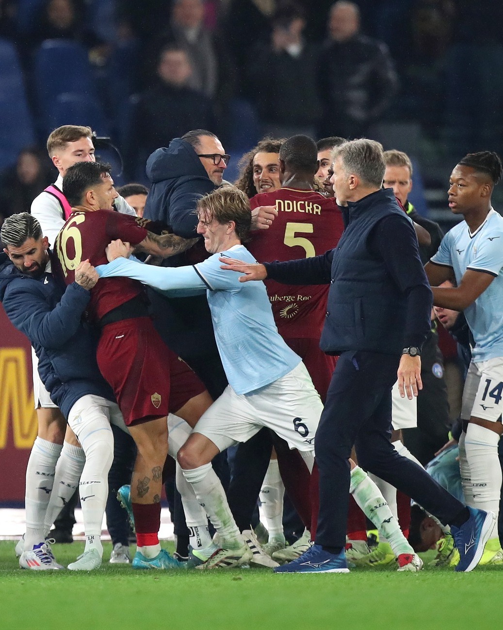 意甲比赛精彩纷呈，球迷乐翻天的简单介绍