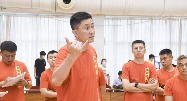 教练战术调整激发球员团结合作