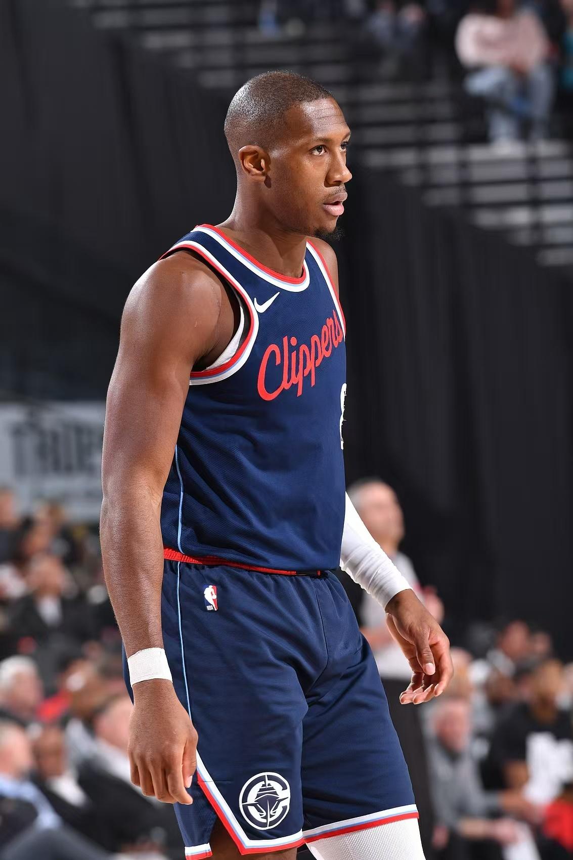 快船队轻松击败老鹰，豪取赛季第十五场胜利