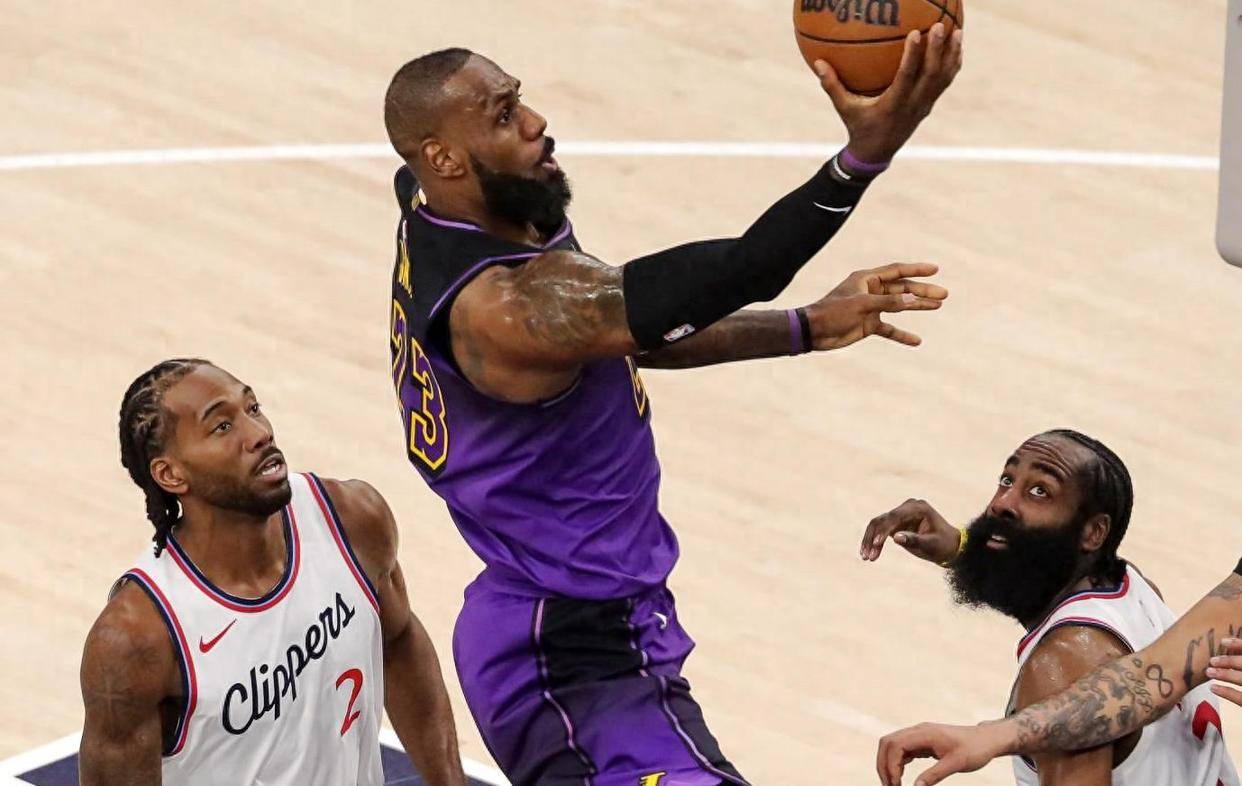 火箭二少合砍分，赢得洛城德比战的简单介绍